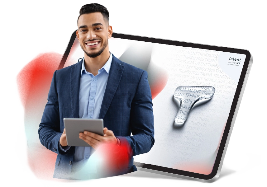 Een glimlachende man met een tablet in zijn handen staat voor een afbeelding van een tablet waarop de voorpagina van Talent Trends te zien is.
