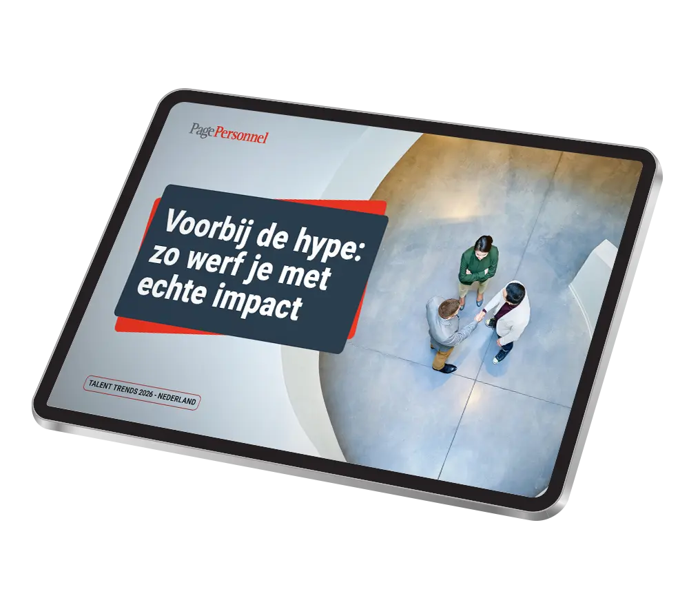 Afbeelding bij ‘Aanvullende talenttrends 2026’ met een tablet en een groep mensen in zakelijke kleding