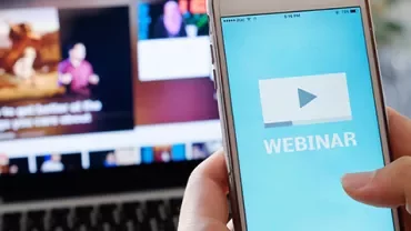 Een persoon die een smartphone vasthoudt met een scherm dat een webinar toont.