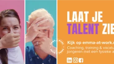Drie mensen houden hun gezicht gedeeltelijk bedekt met hun handen tegen een kleurrijke achtergrond.
