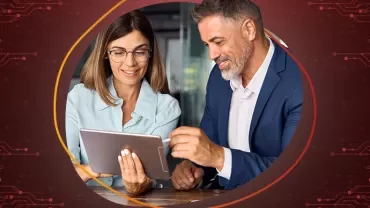 Twee mensen kijken op een tablet binnen een technologisch kader.
