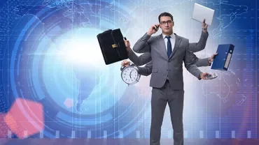 Een zakenman met meerdere armen balanceert werk en technologie.