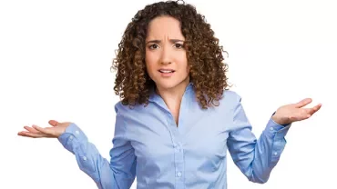 Persoon in blauw overhemd met twijfelende gezichtsuitdrukking