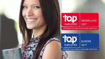 Vrouw glimlacht met certificaten voor Top Employer Nederland en Europa 2017.