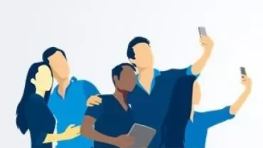 Vijf mensen maken selfies en omarmen elkaar.