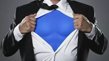 Persoon scheurt shirt open om blauwe outfit te onthullen.