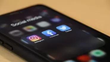 Smartphone met social media-apps op het scherm van dichtbij