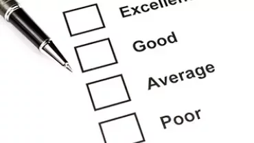 Een pen naast een beoordelingsformulier met opties: uitstekend, goed, gemiddeld, slecht.
