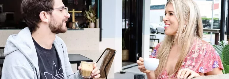 Mensen drinken koffie op een terras.