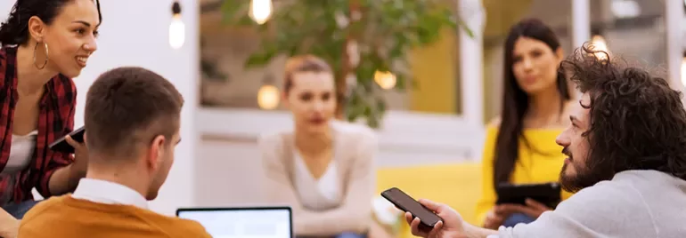 Groep mensen die in een kantoor samenwerken