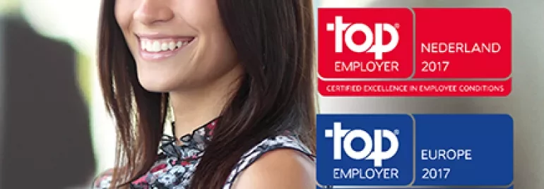 Vrouw glimlacht met certificaten voor Top Employer Nederland en Europa 2017.