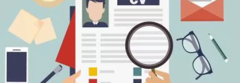 Persoon bekijkt een cv met een vergrootglas, omringd door een telefoon en bril.