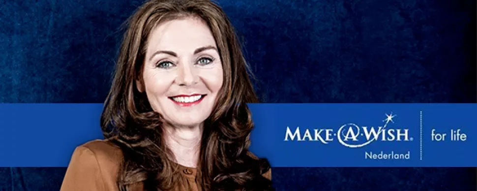 Person smiling, Make-A-Wish Nederland logo, blue background.