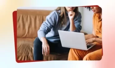 Promotietegeltje uit Talent Trends 2026 met twee vrouwen die naar een computerscherm wijzen 