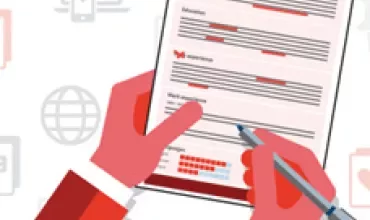 Illustratie van handen die een cv vasthouden en invullen.